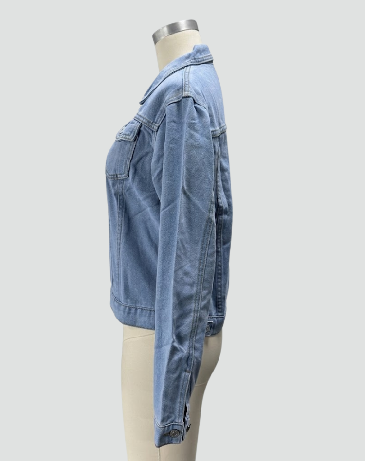Women's Denim Jacket with Fitted Collar Button Closure and Practical Pockets