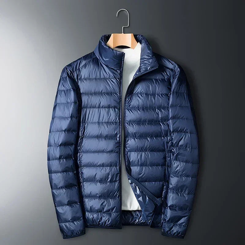 Letvægtsdynejakke til mænd med kompakt pakpose og slim fit