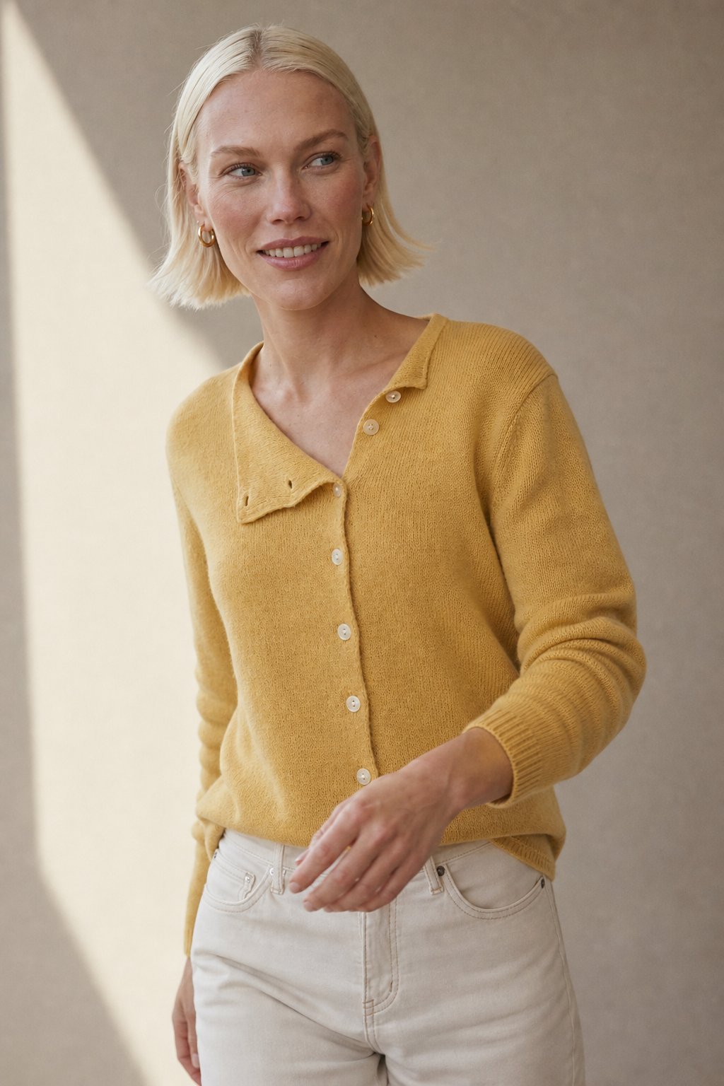 Asymmetrisk sweater til kvinder i kashmirblanding med knapper og lange ærmer