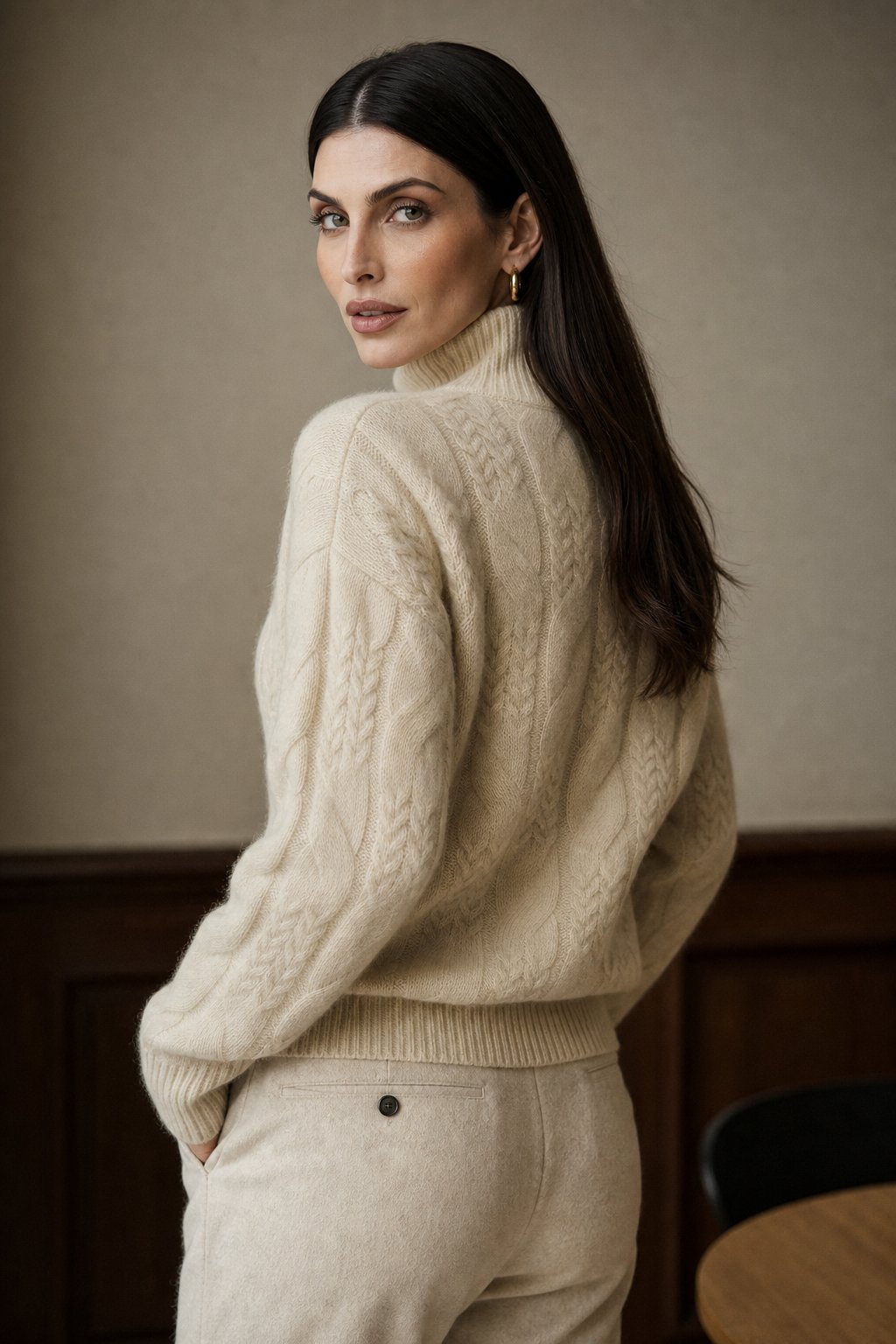 Kabelstrikket sweater til kvinder i kashmirblanding med halvhøj krave