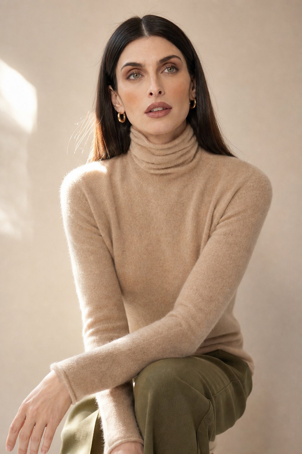 Slim fit-rullekravesweater til kvinder i let kashmirblanding med lange ærmer
